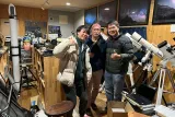 テレスコ工作工房で望遠鏡を手にする齋藤さん
