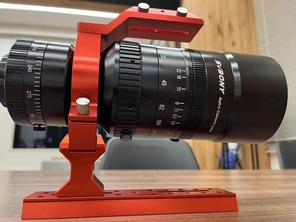SVBONY SV555 アストログラフ。赤いリングとプレートに載せた鏡筒