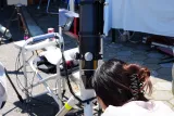 星の村天文台の星まつりで AIRY DISK 106 APO を覗く来場者