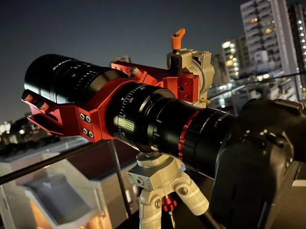 夜のベランダで三脚に載せた SVBONY SV555 と Canon EOS R6