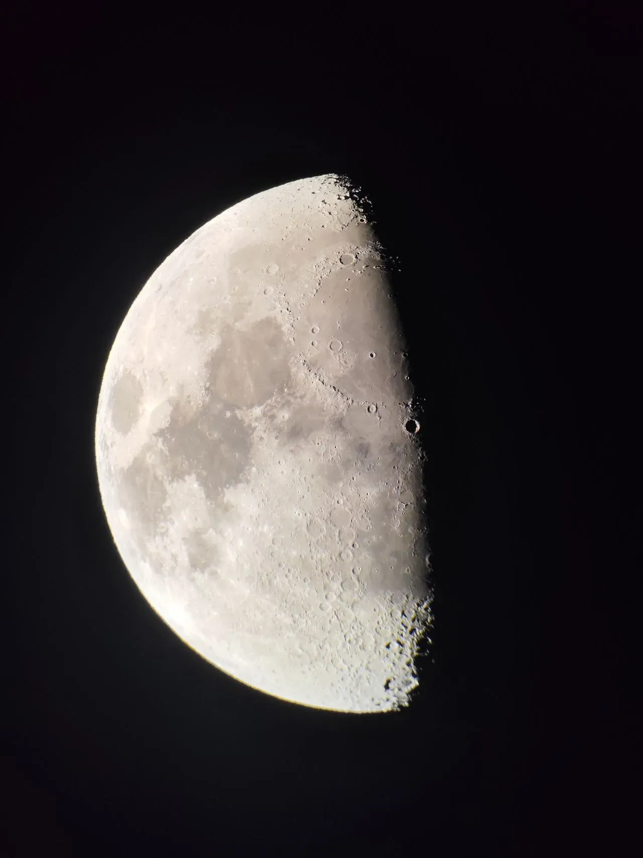 SV555 と EOS R6 で撮影した上弦過ぎの月。欠け際のクレーターまで写っている