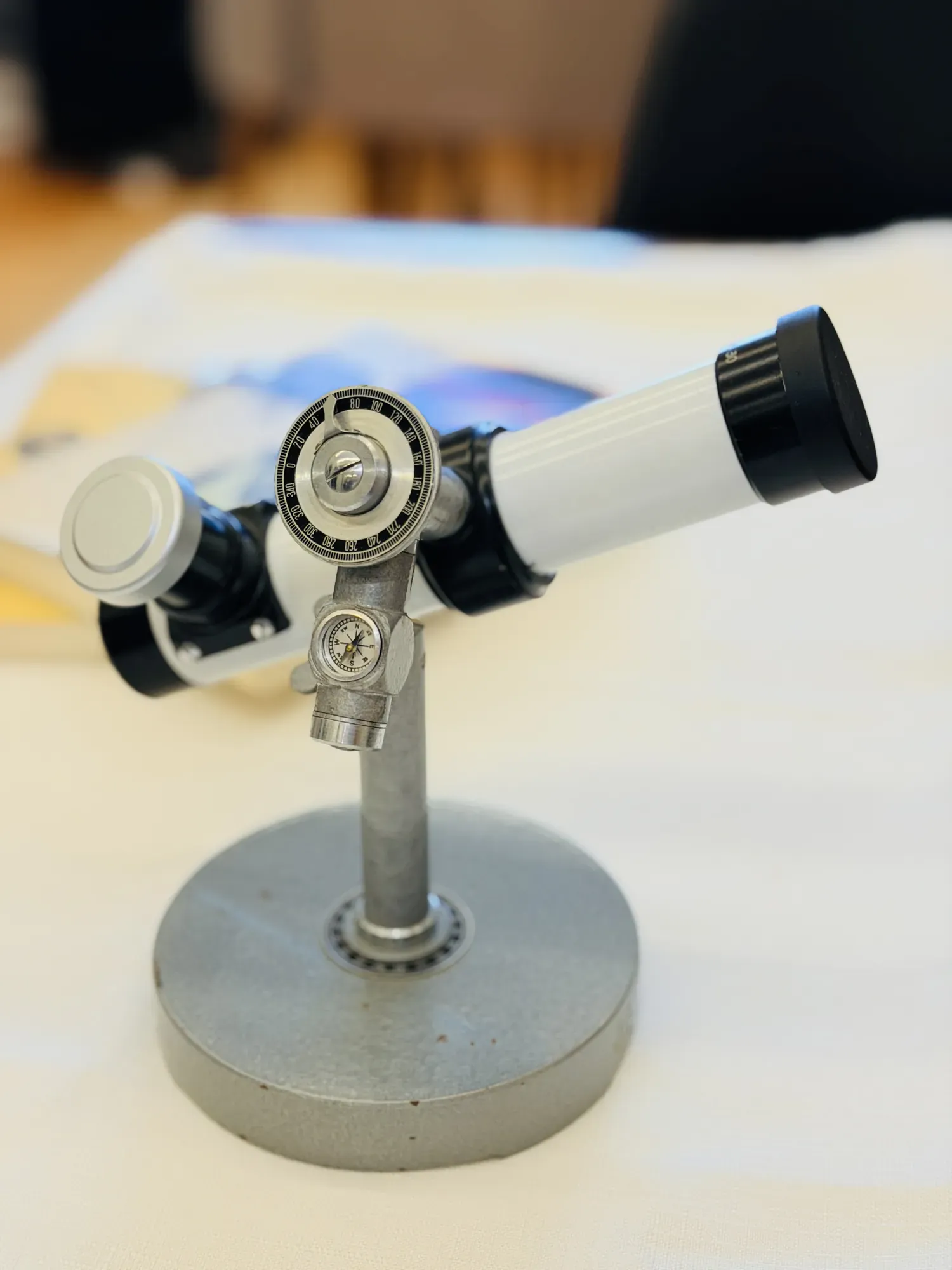 Tecnar by Swift 衛星望遠鏡。白い鏡筒の 1 台を机の上に置いた全体