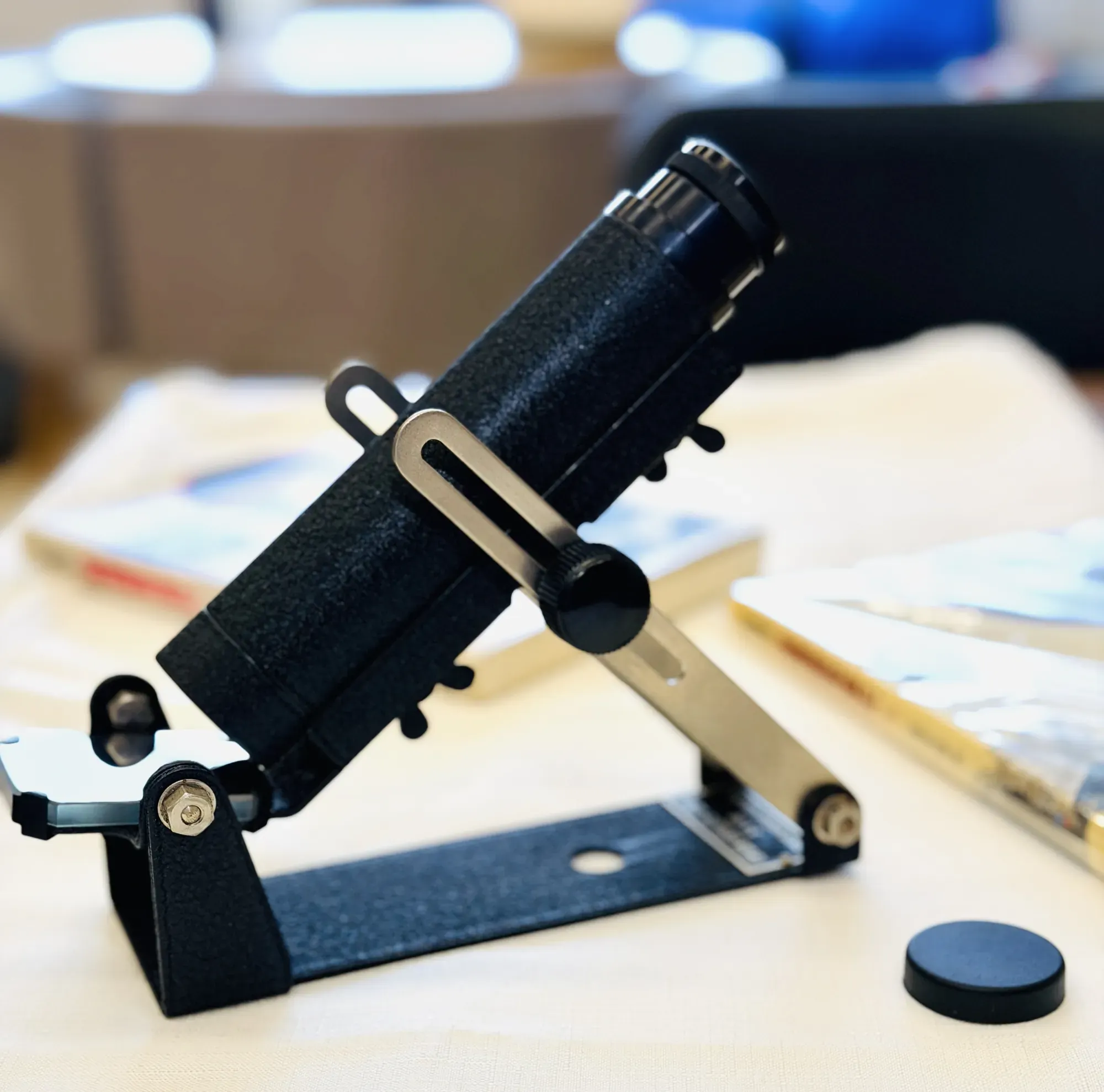 TOPCON SATELLITE-SCOPE を横から。板金の台座、長穴の腕、つまみねじ、左端に鏡の枠