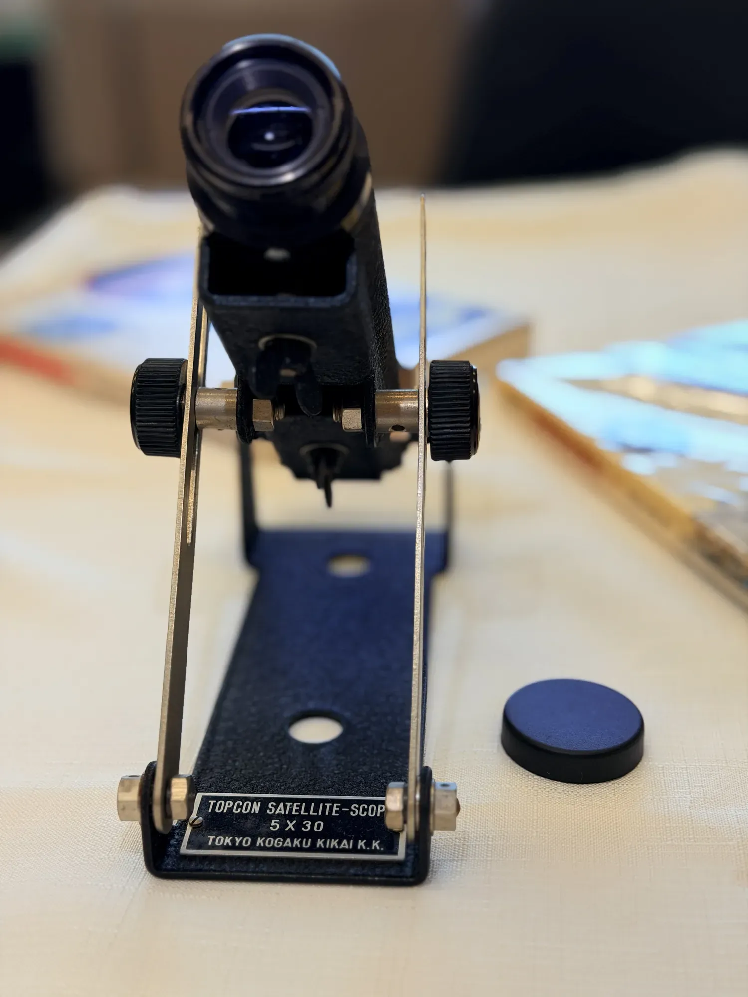 TOPCON SATELLITE-SCOPE の銘板。台座の前面に「TOPCON SATELLITE-SCOPE 5×30 TOKYO KOGAKU KIKAI K.K.」